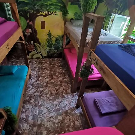 Oasis Beachfront Hostel Puerto Limon Exteriör bild