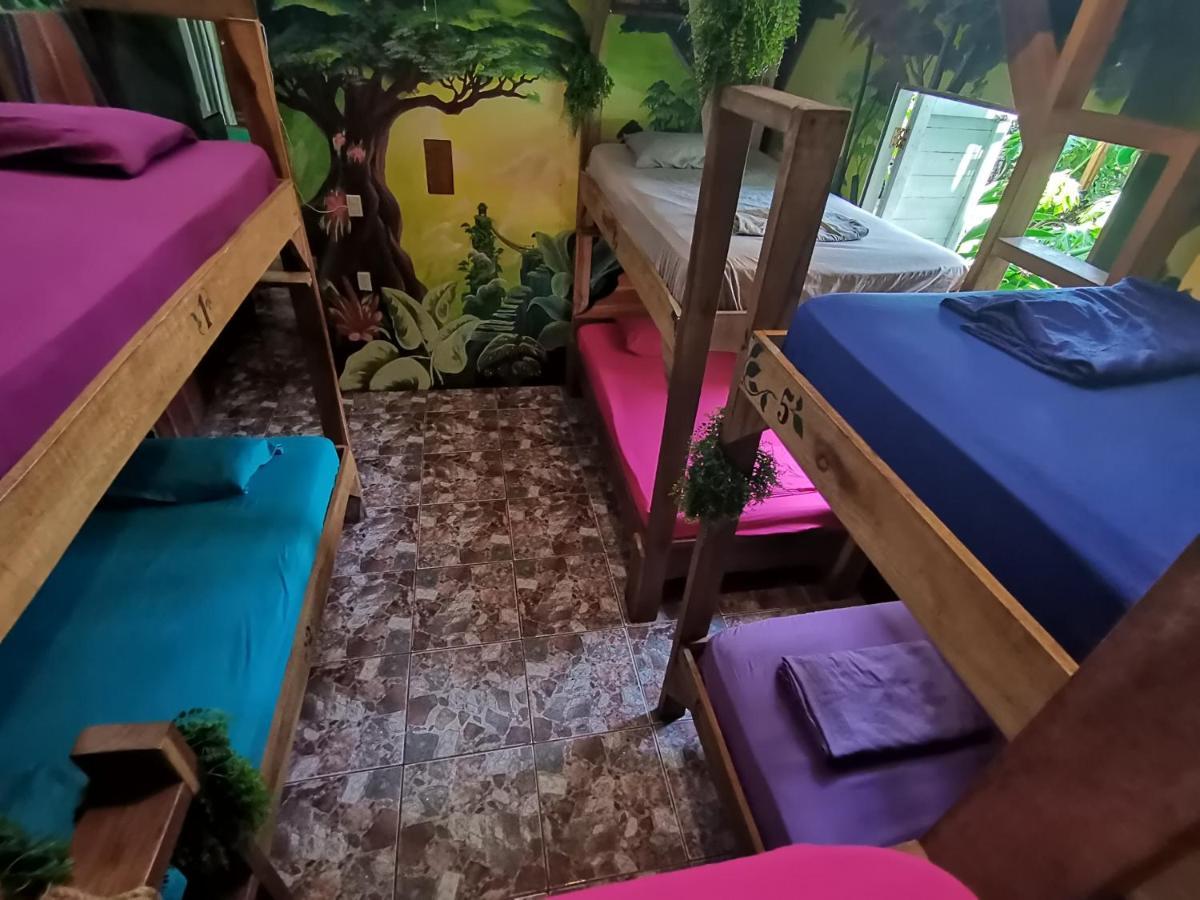 Oasis Beachfront Hostel Puerto Limon Exteriör bild