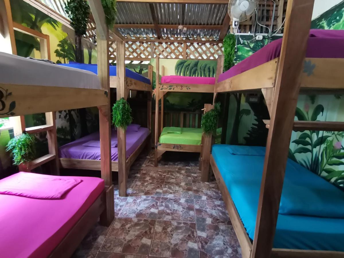 Oasis Beachfront Hostel Puerto Limon Exteriör bild