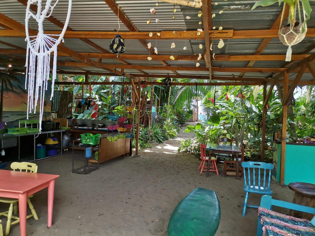 Oasis Beachfront Hostel Puerto Limon Exteriör bild