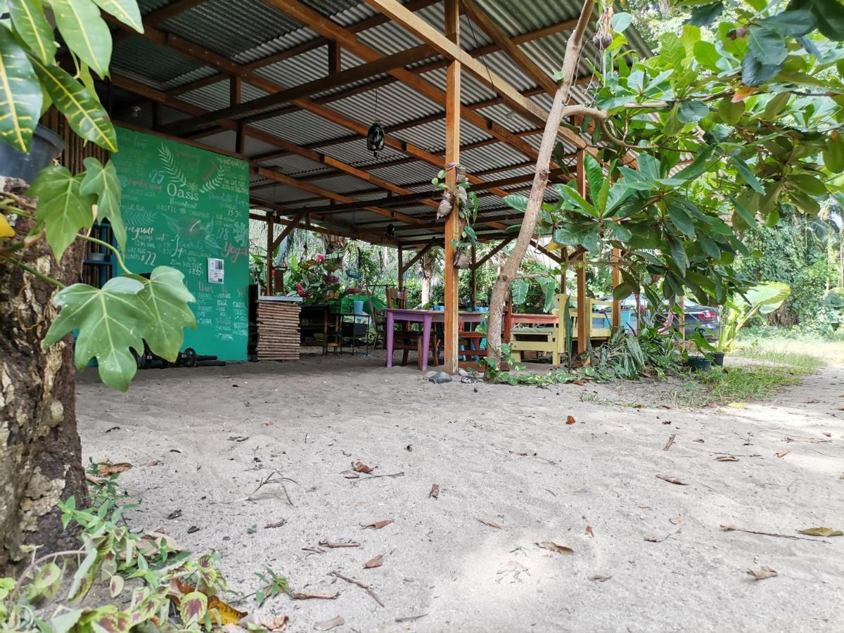 Oasis Beachfront Hostel Puerto Limon Exteriör bild