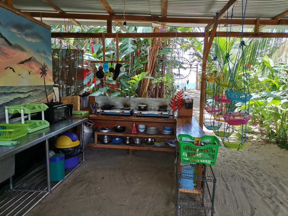 Oasis Beachfront Hostel Puerto Limon Exteriör bild